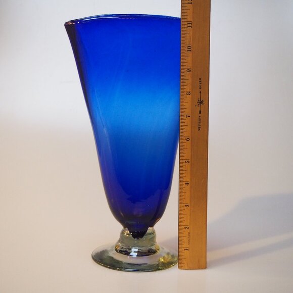 ๐ Vintage Hand-Blown Art Glass Cobalt Fan Vase - Picture 9 of 10